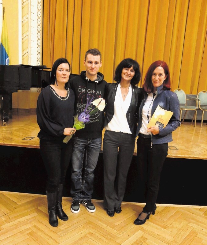 To sem jaz project collaborators on stage